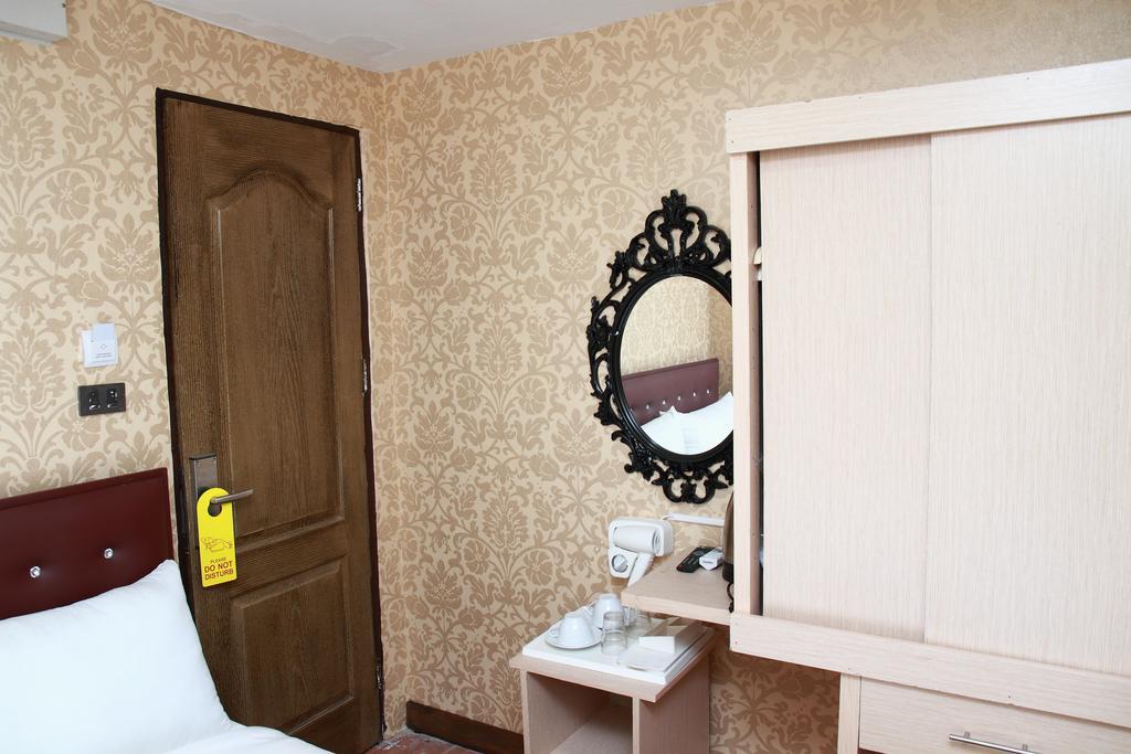 Harrys Suite Hotel Банкок Стая снимка
