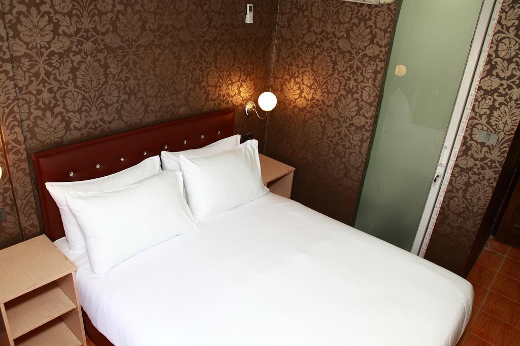 Harrys Suite Hotel Банкок Стая снимка