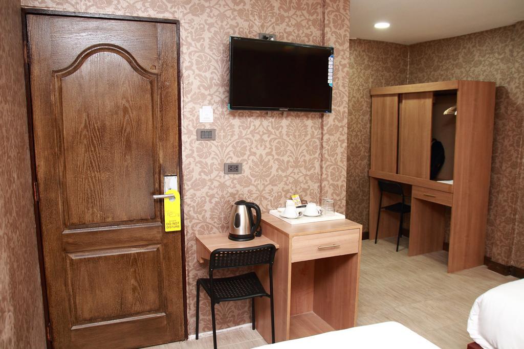 Harrys Suite Hotel Банкок Стая снимка