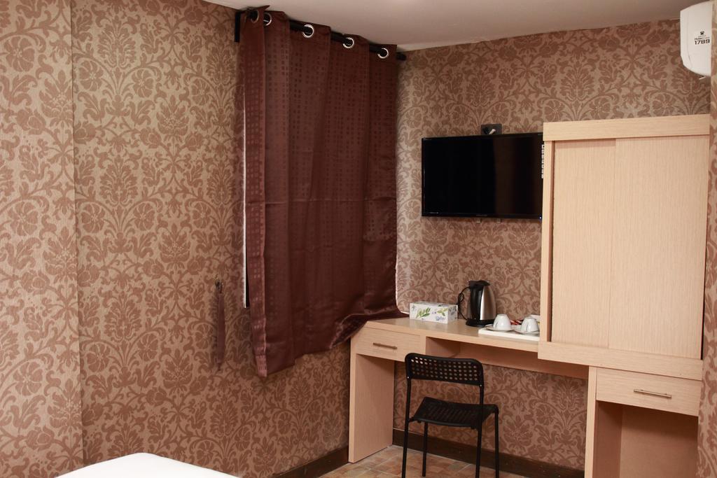 Harrys Suite Hotel Банкок Стая снимка