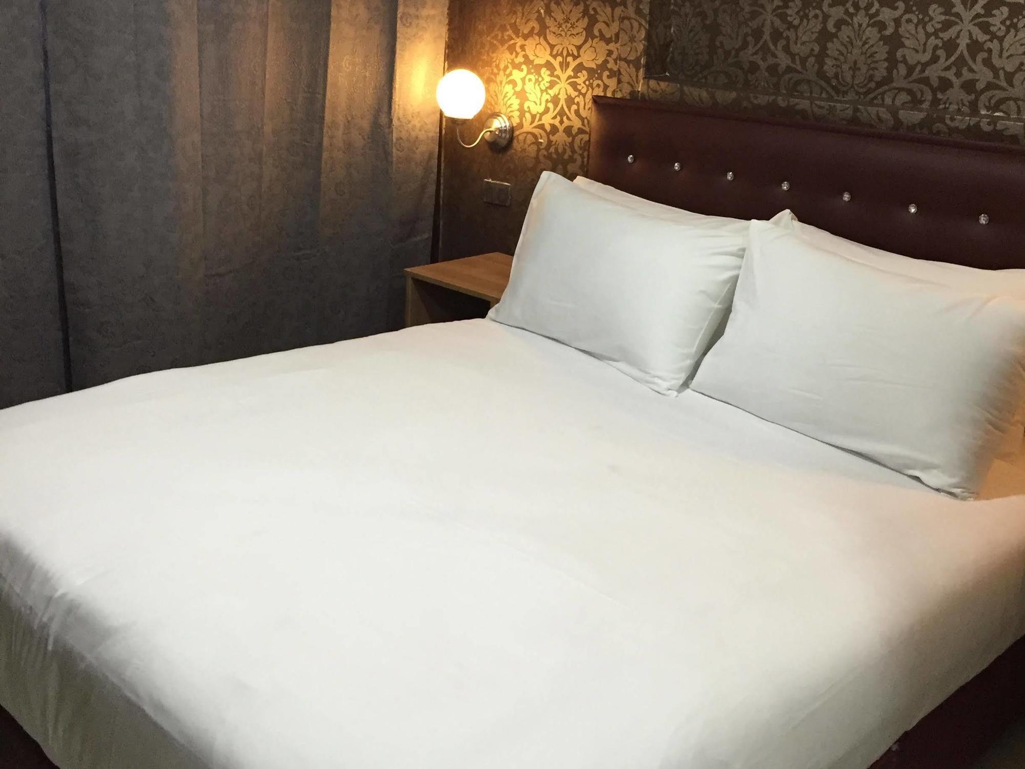 Harrys Suite Hotel Банкок Екстериор снимка