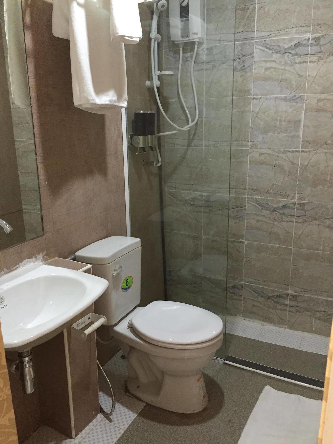 Harrys Suite Hotel Банкок Екстериор снимка