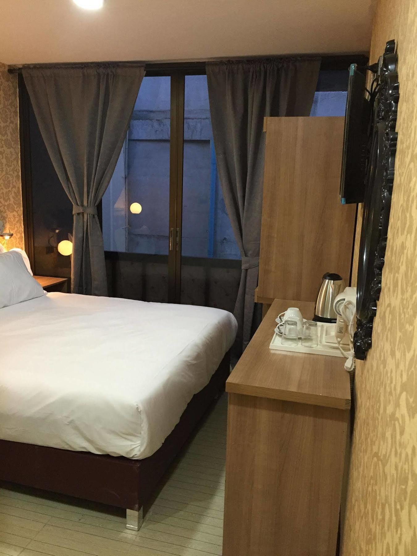Harrys Suite Hotel Банкок Екстериор снимка