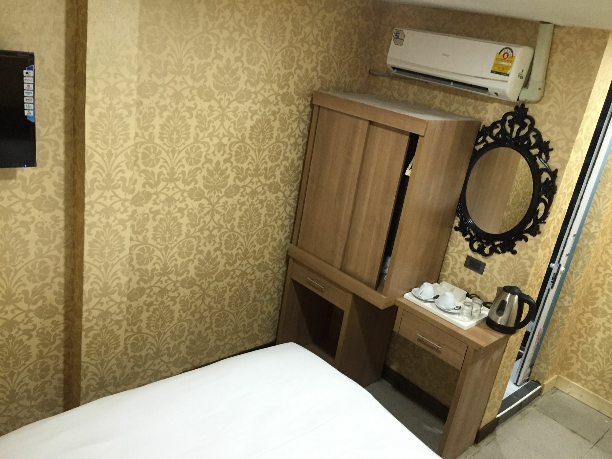 Harrys Suite Hotel Банкок Екстериор снимка