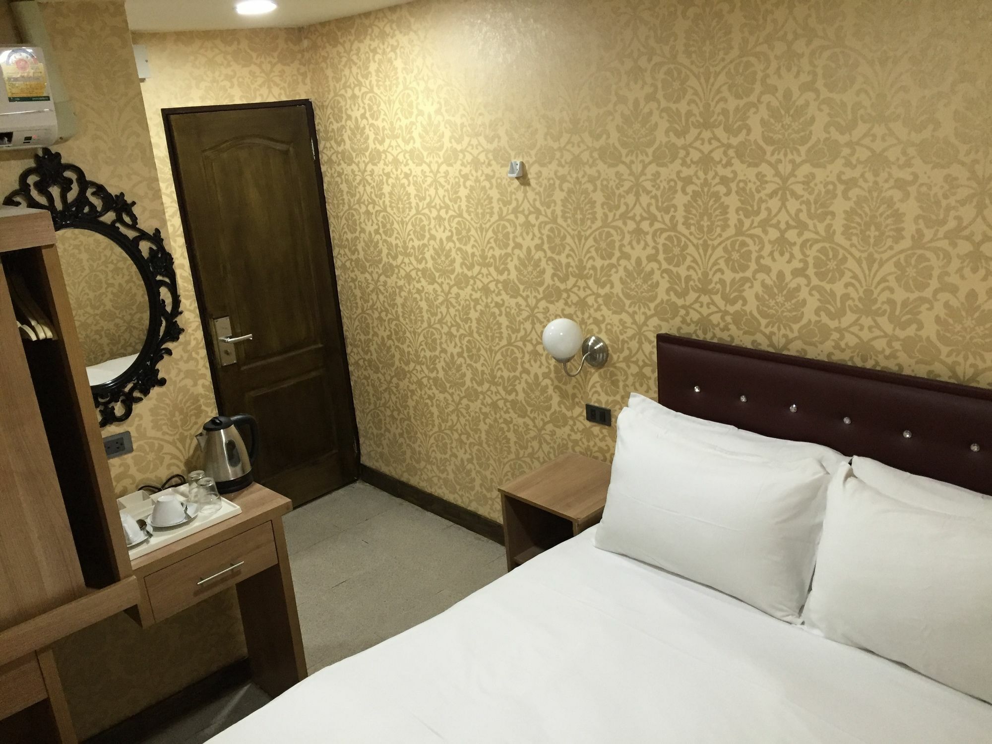 Harrys Suite Hotel Банкок Екстериор снимка