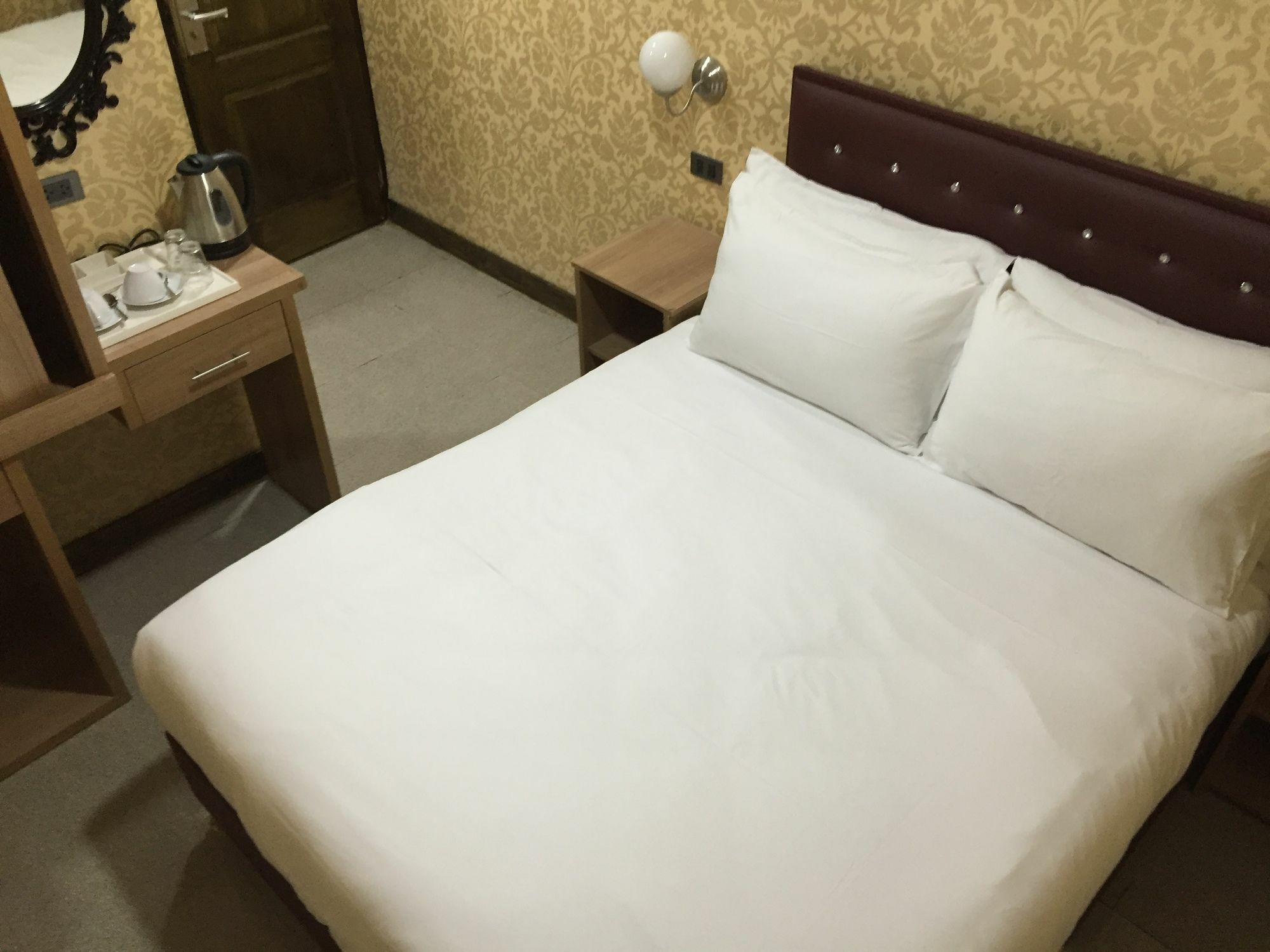 Harrys Suite Hotel Банкок Екстериор снимка