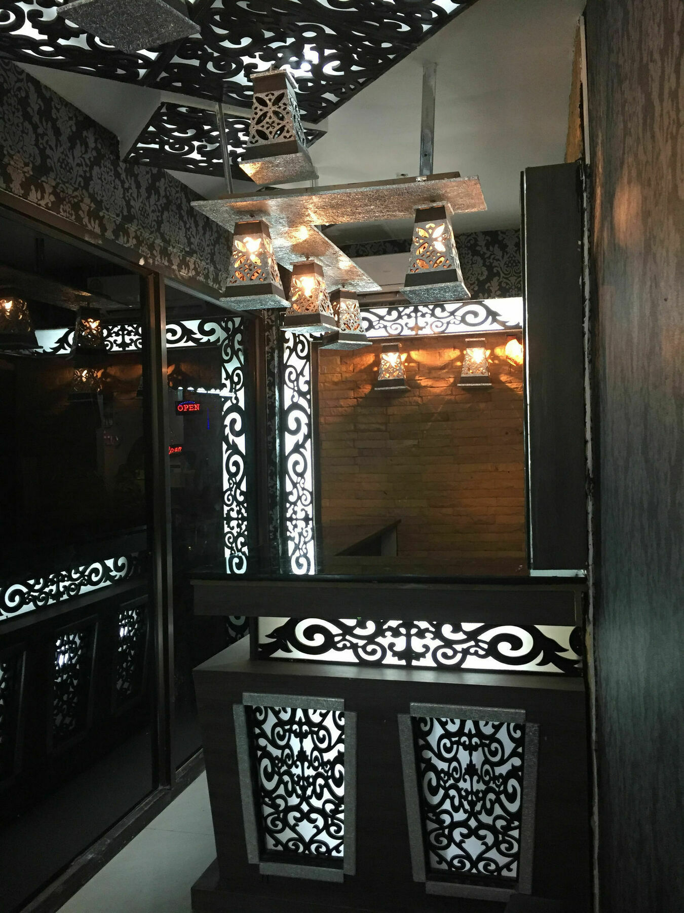 Harrys Suite Hotel Банкок Екстериор снимка