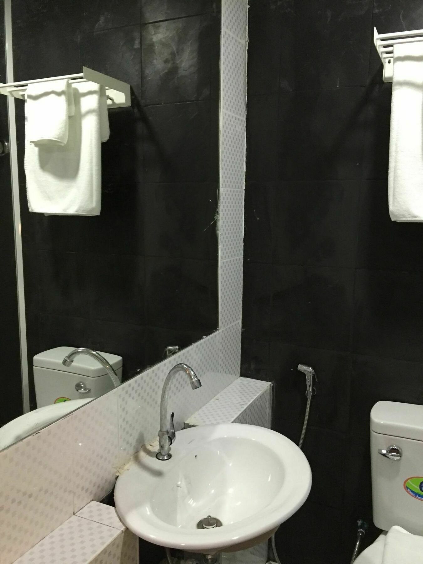 Harrys Suite Hotel Банкок Екстериор снимка