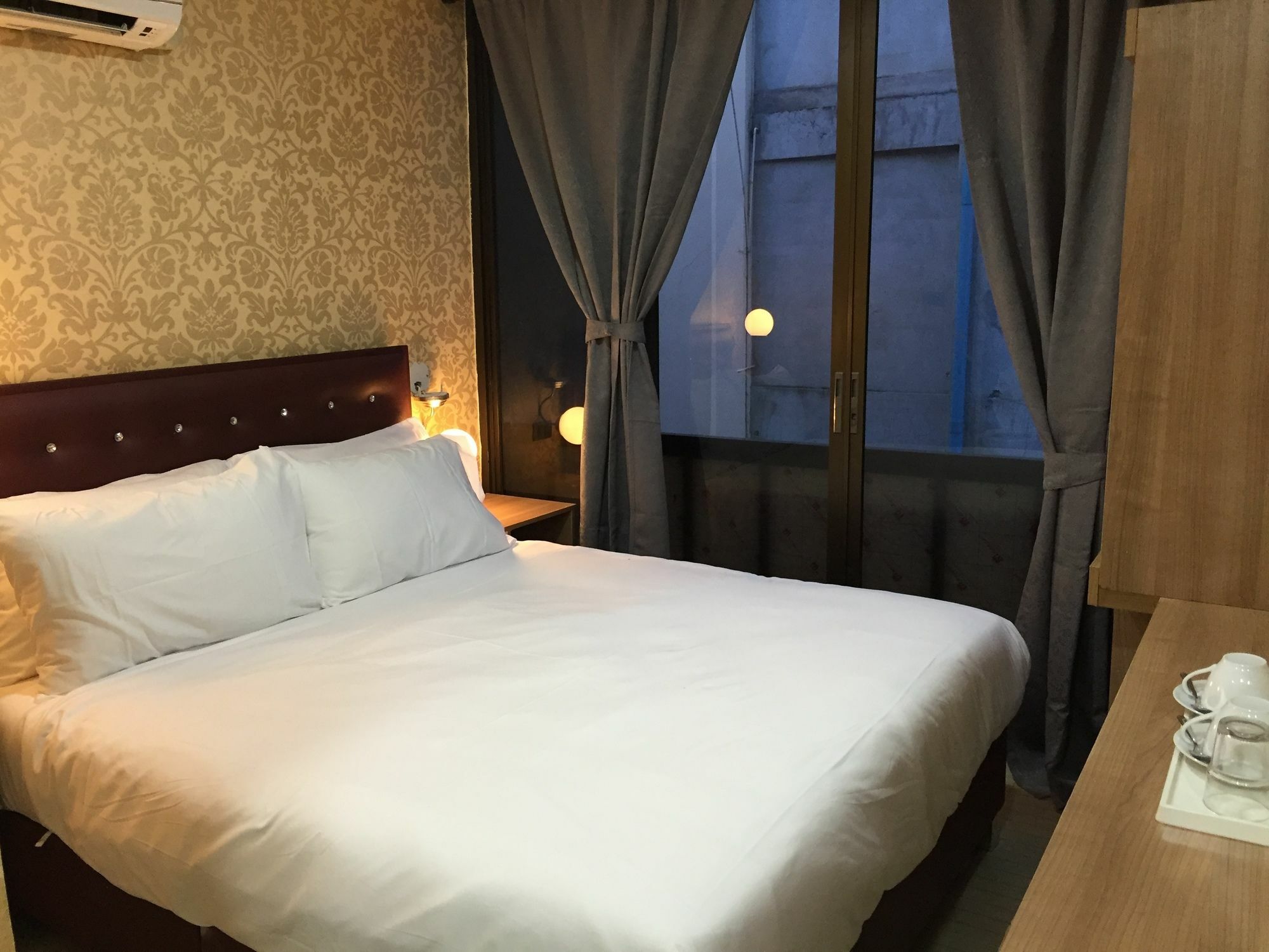 Harrys Suite Hotel Банкок Екстериор снимка