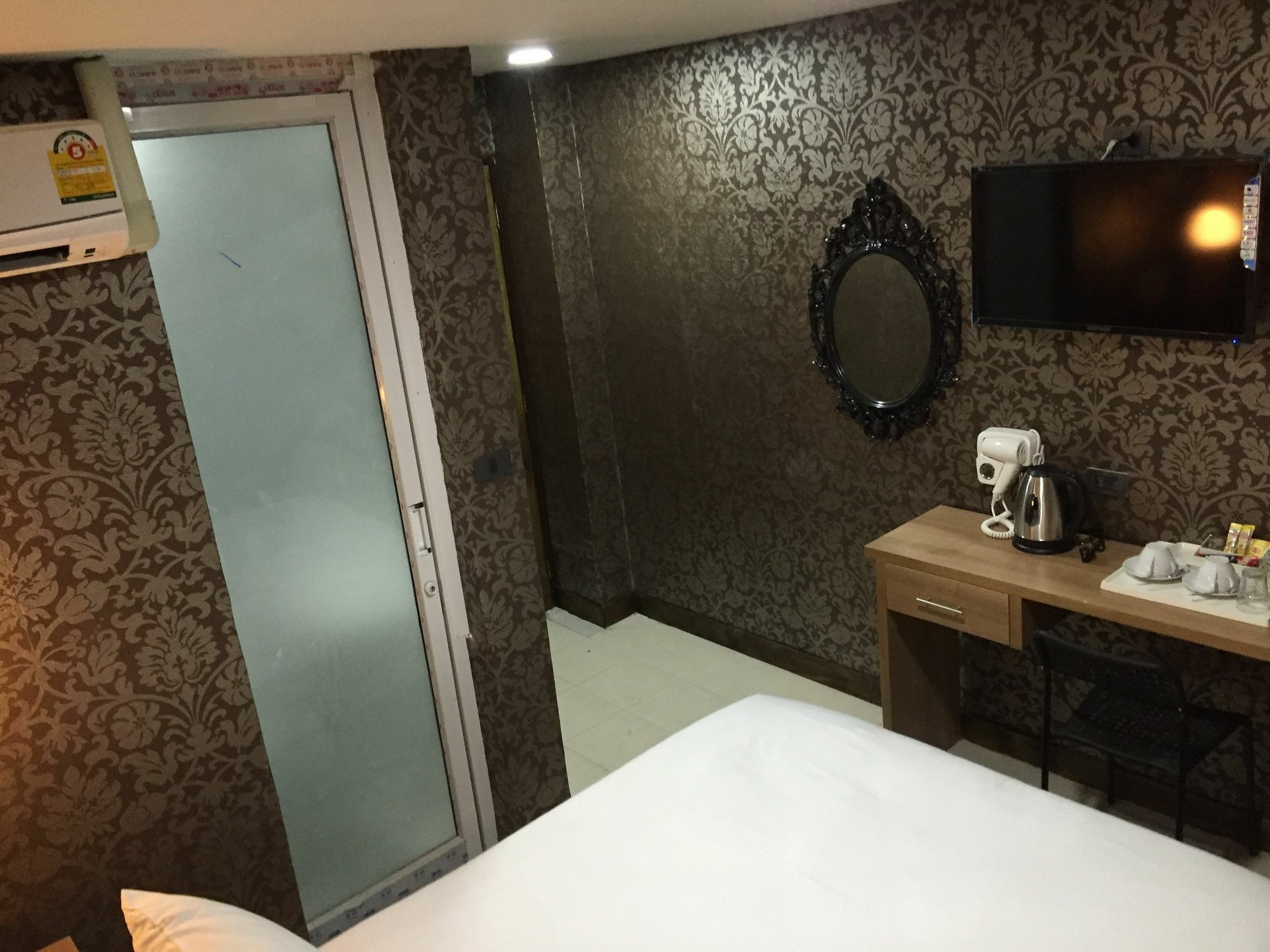 Harrys Suite Hotel Банкок Екстериор снимка