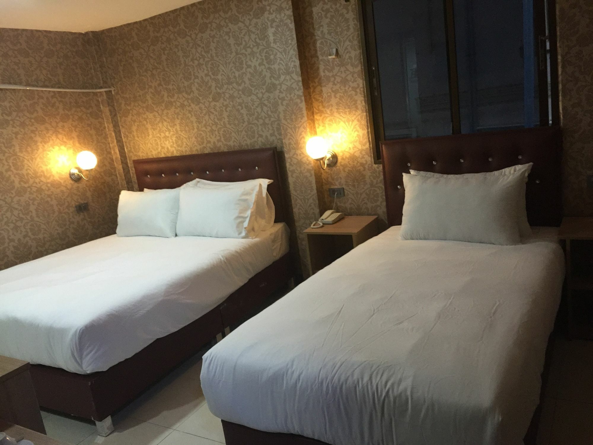 Harrys Suite Hotel Банкок Екстериор снимка