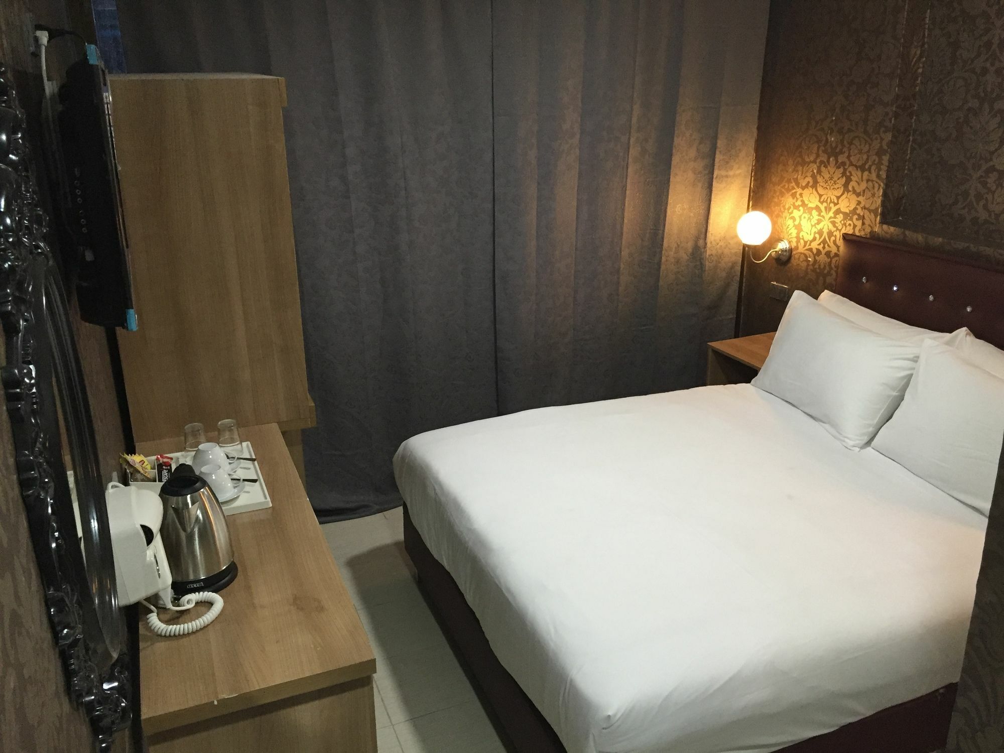 Harrys Suite Hotel Банкок Екстериор снимка