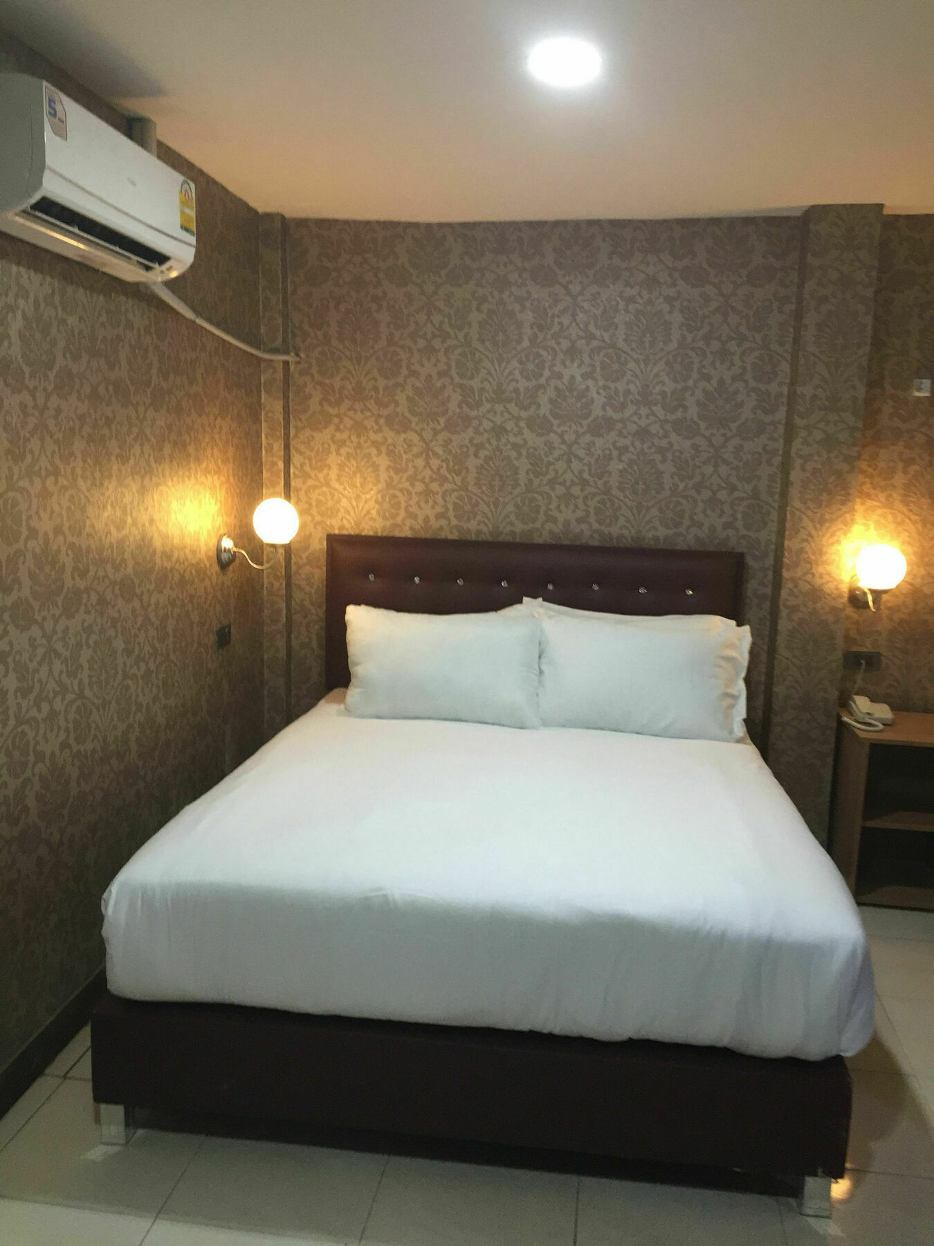 Harrys Suite Hotel Банкок Екстериор снимка