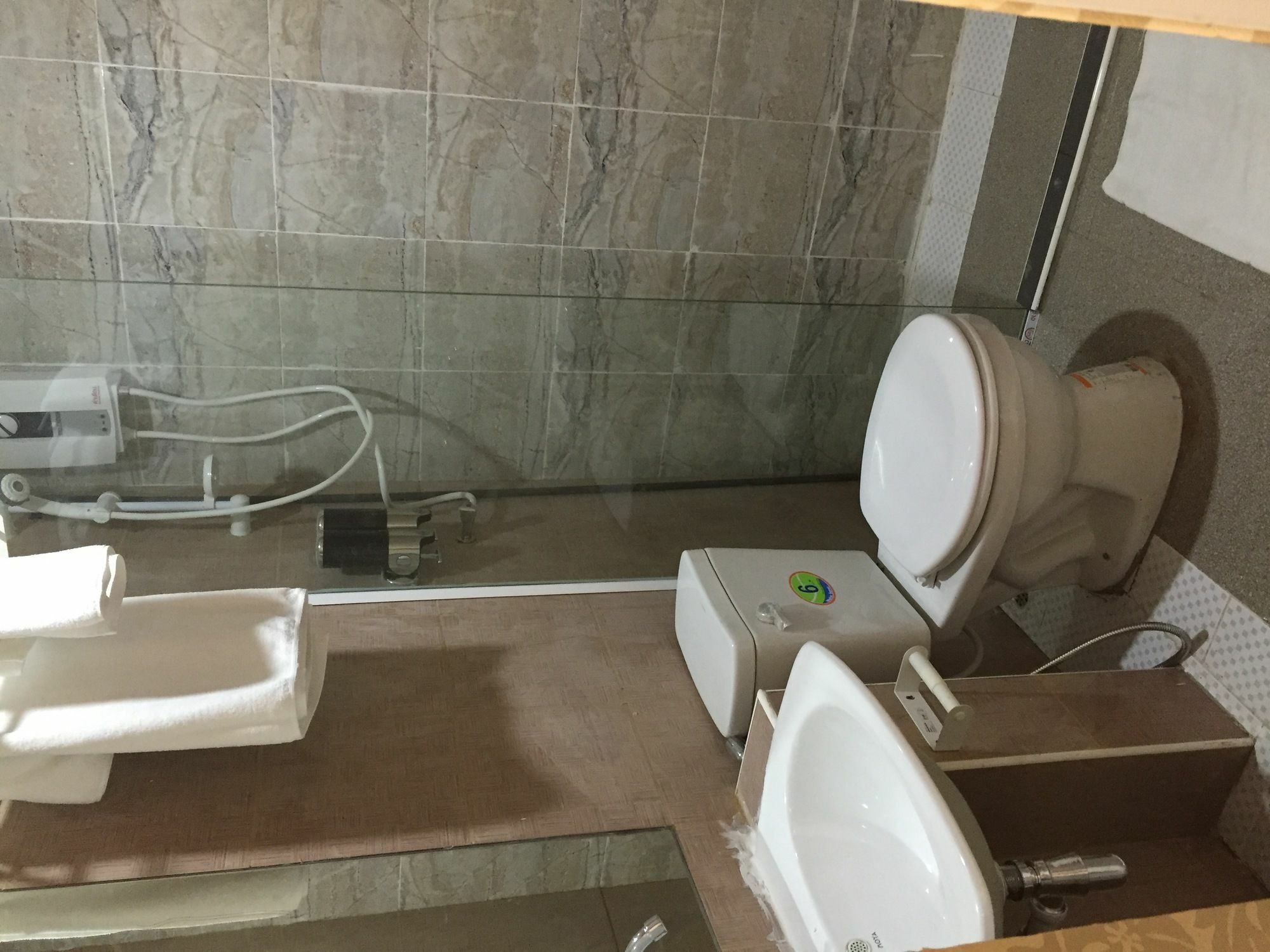 Harrys Suite Hotel Банкок Екстериор снимка